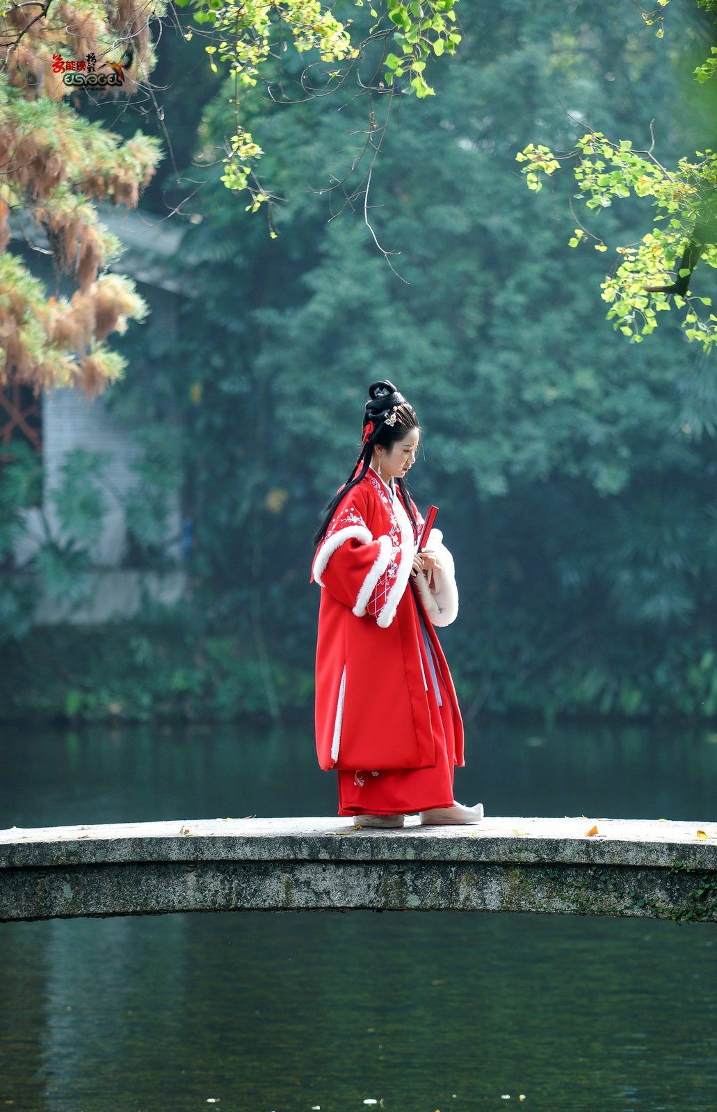 【冬日兰圃汉服少女】---左婷