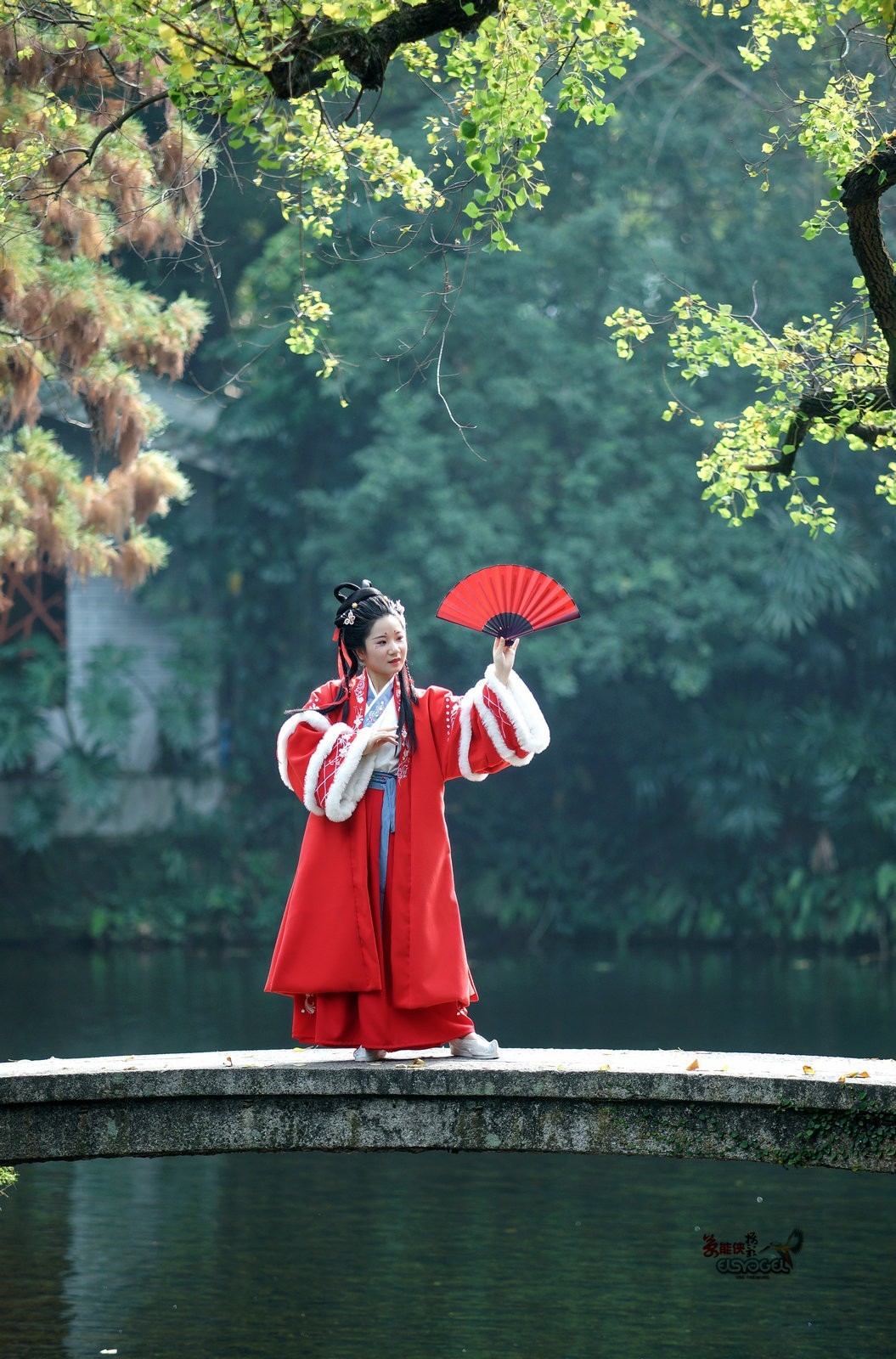 【冬日兰圃汉服少女】---左婷