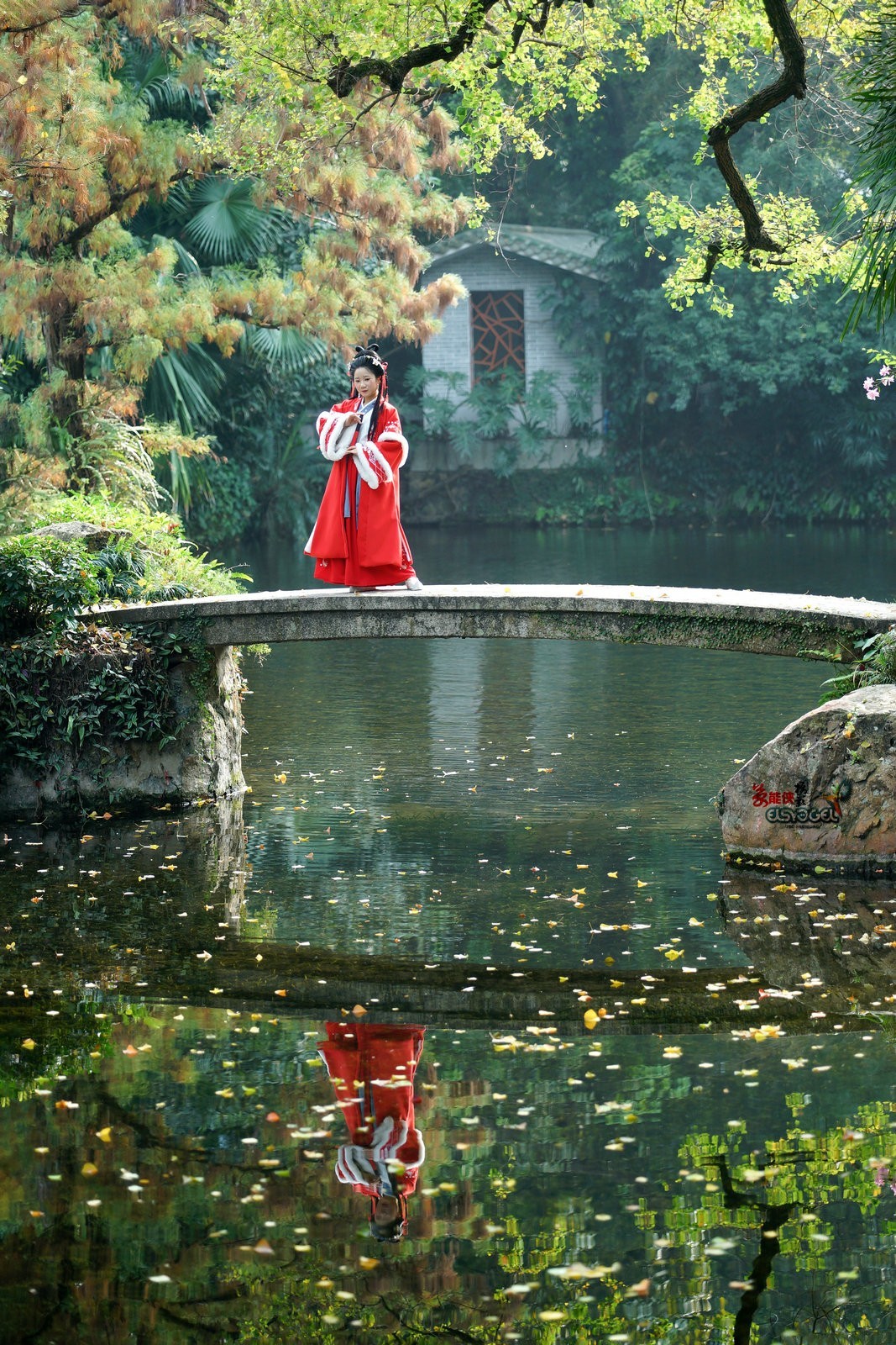 【冬日兰圃汉服少女】---左婷