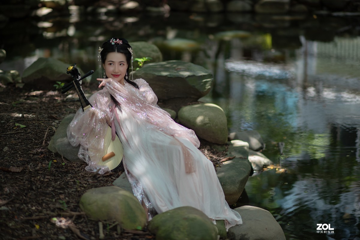 池塘边丽影