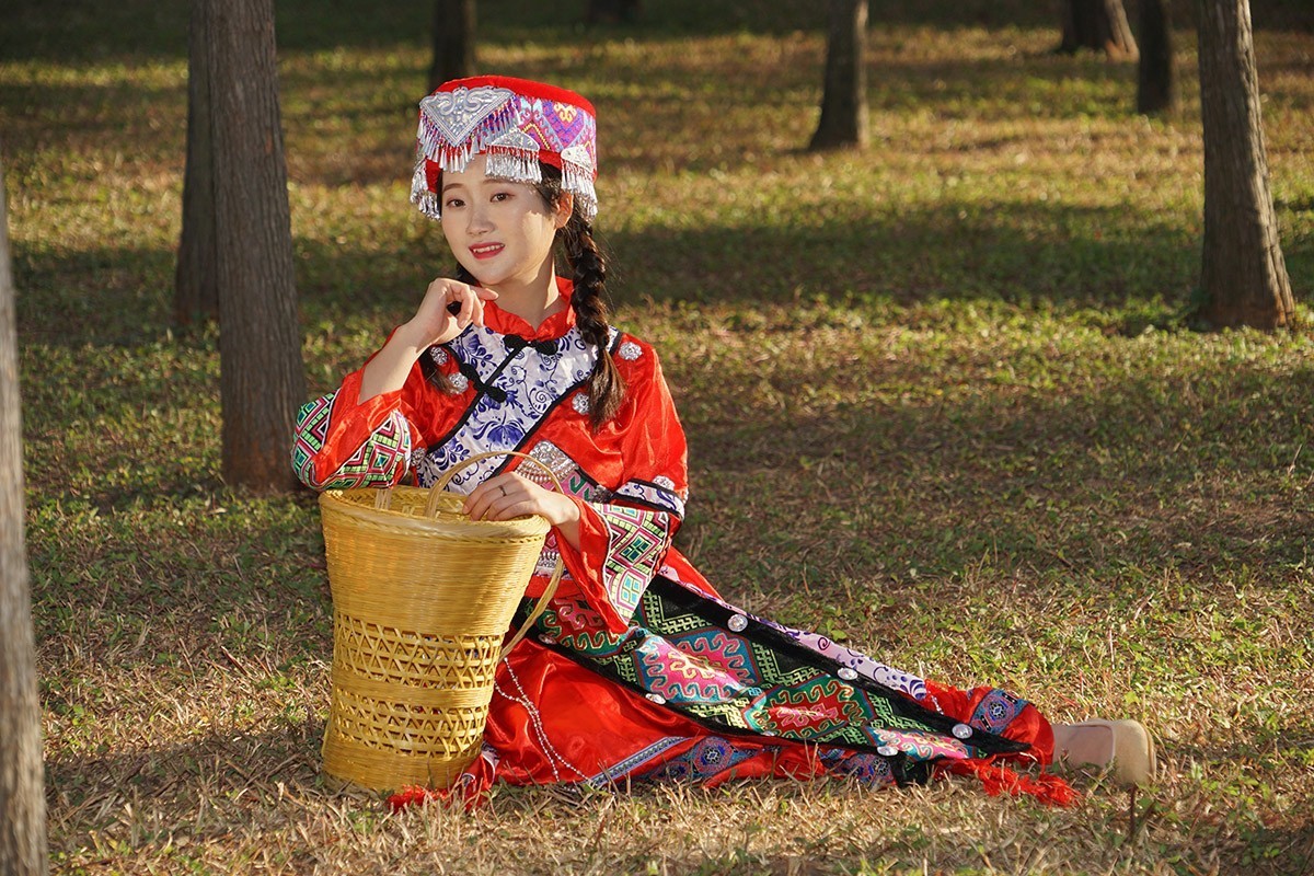 苗家姑娘坐下来