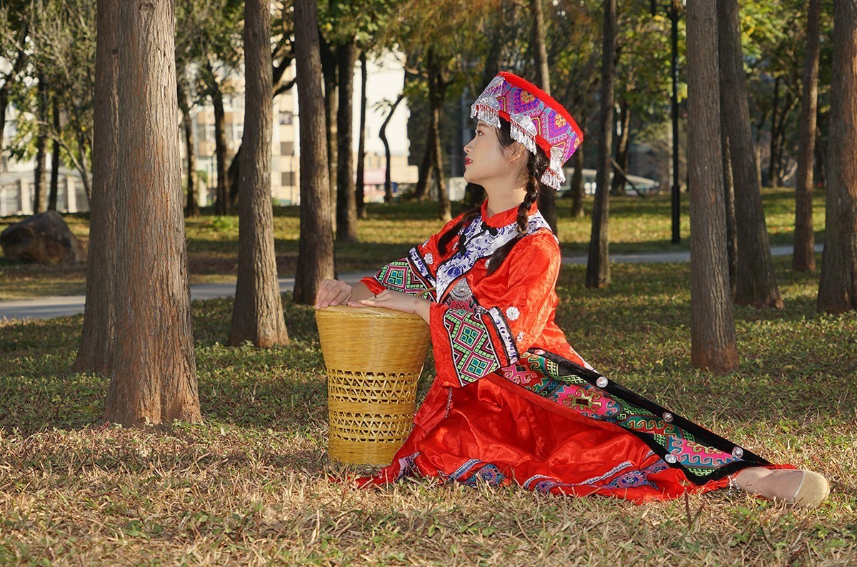 苗家姑娘坐下来