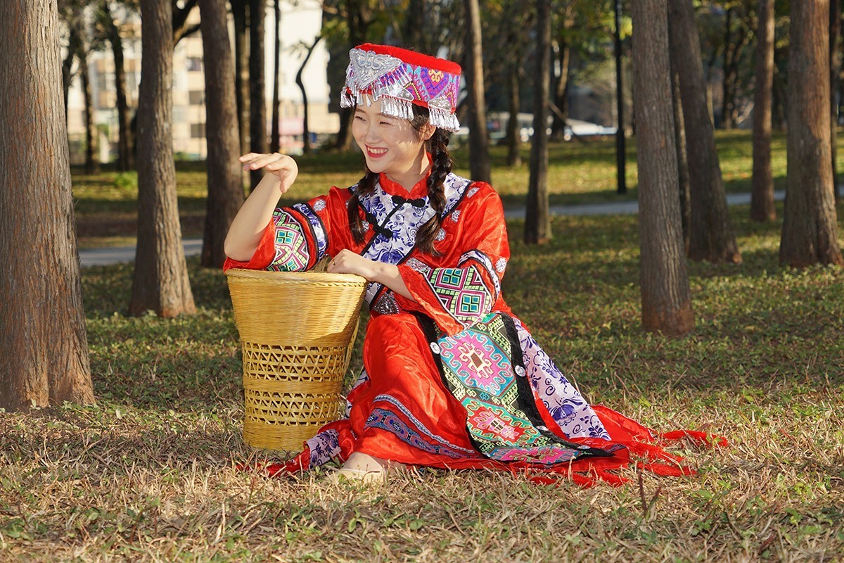 苗家姑娘坐下来