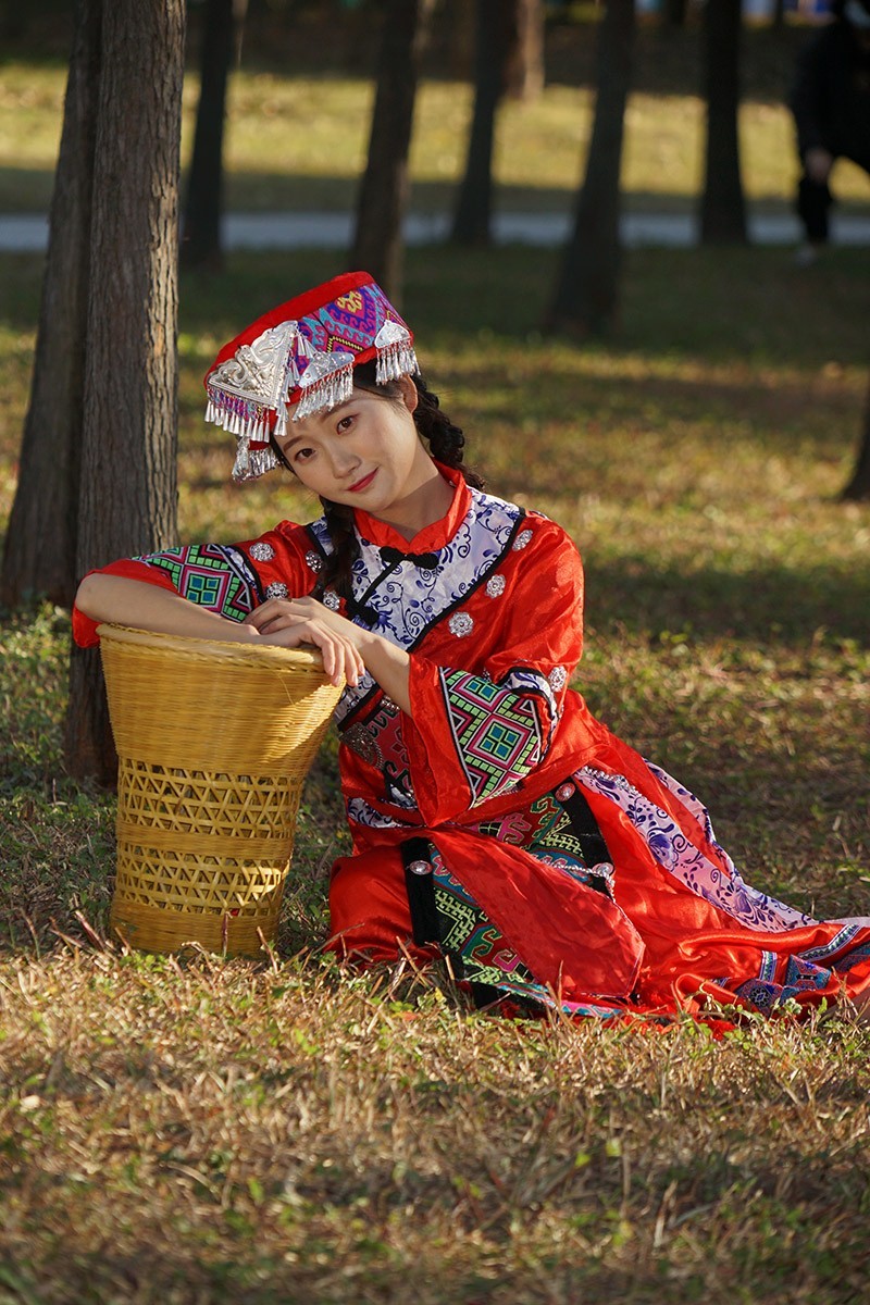 苗家姑娘坐下来