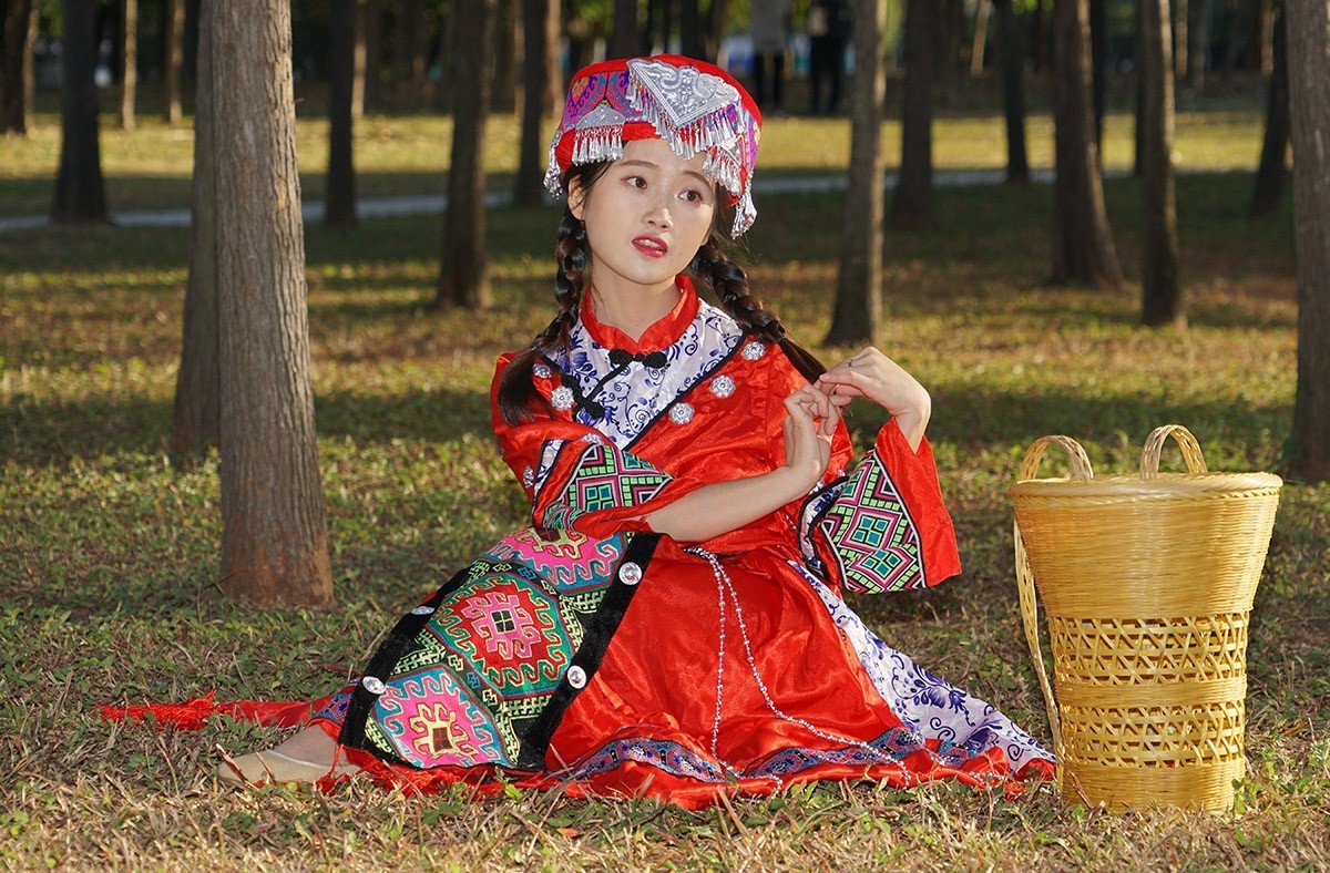 苗家姑娘坐下来