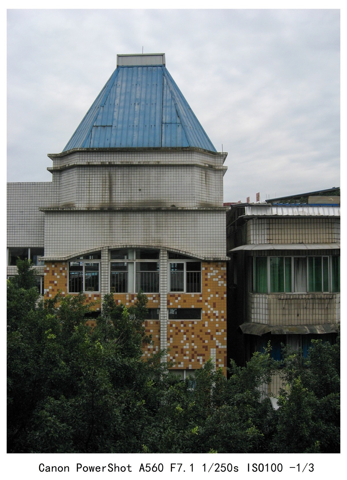 小佳能A560还能用。