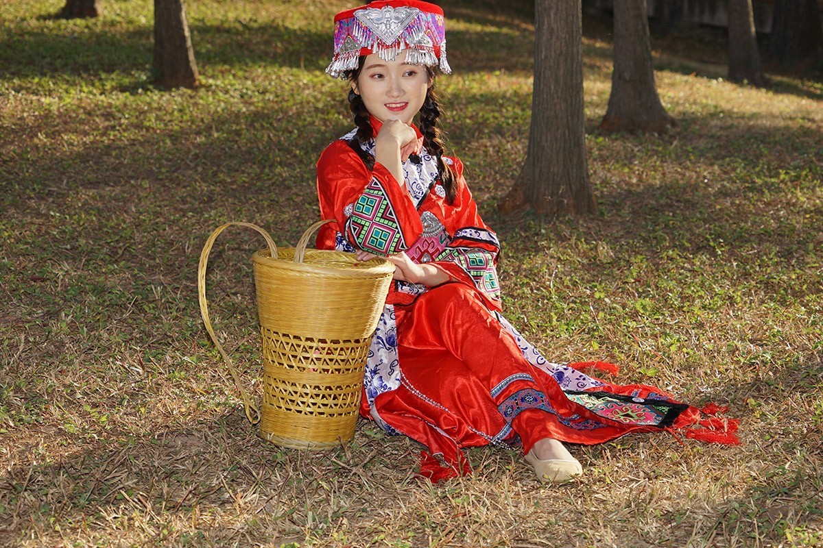 苗家姑娘坐下来