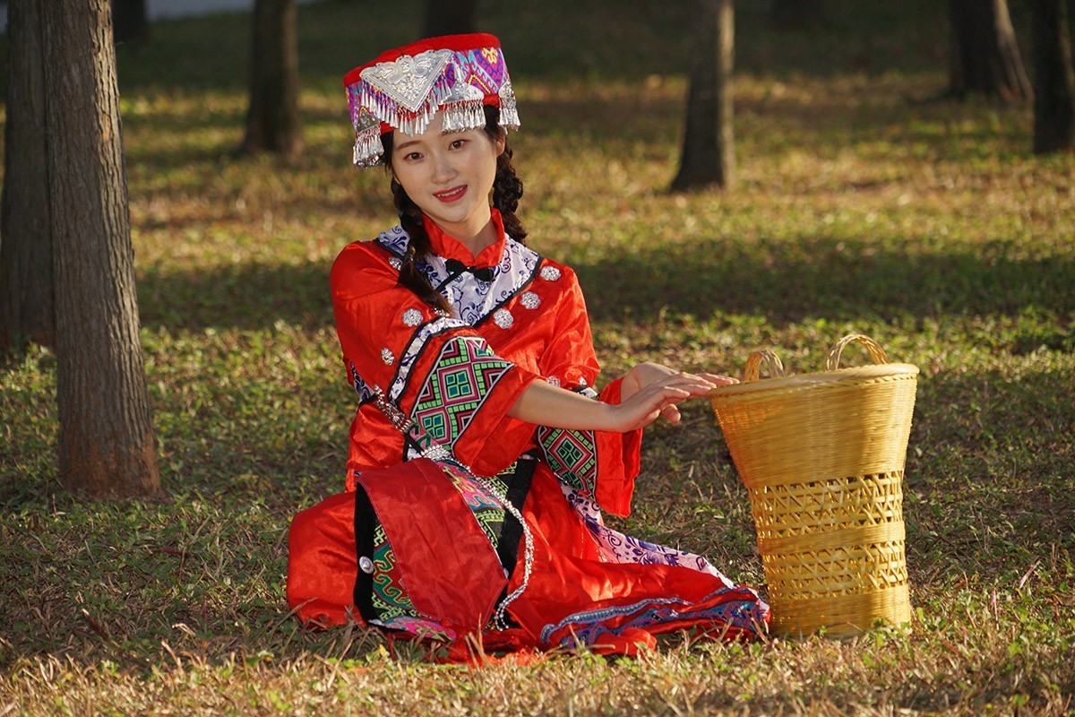 苗家姑娘坐下来