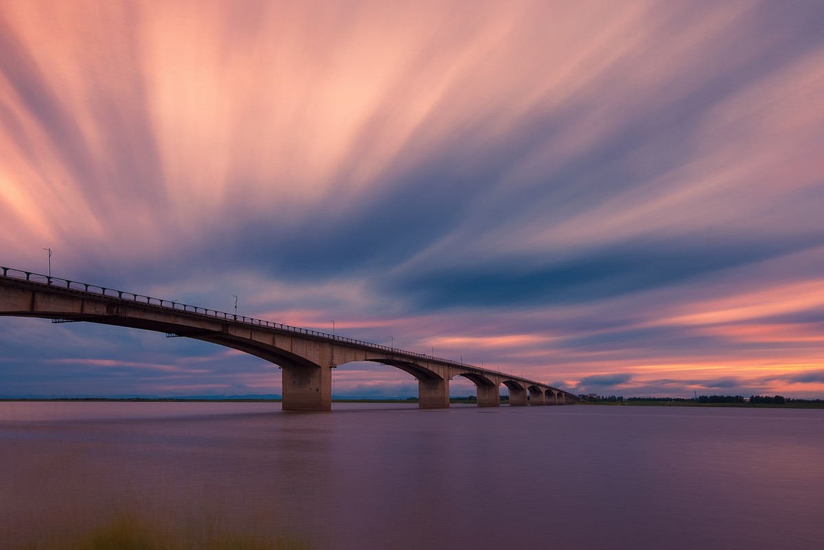 彩霞飞扬江面美