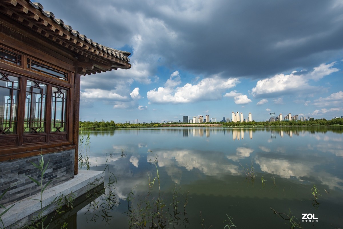 盛夏到武汉闹市这座公园看喷泉，七彩水柱美如画，衬托夜景更浪漫_广场_表演_水景