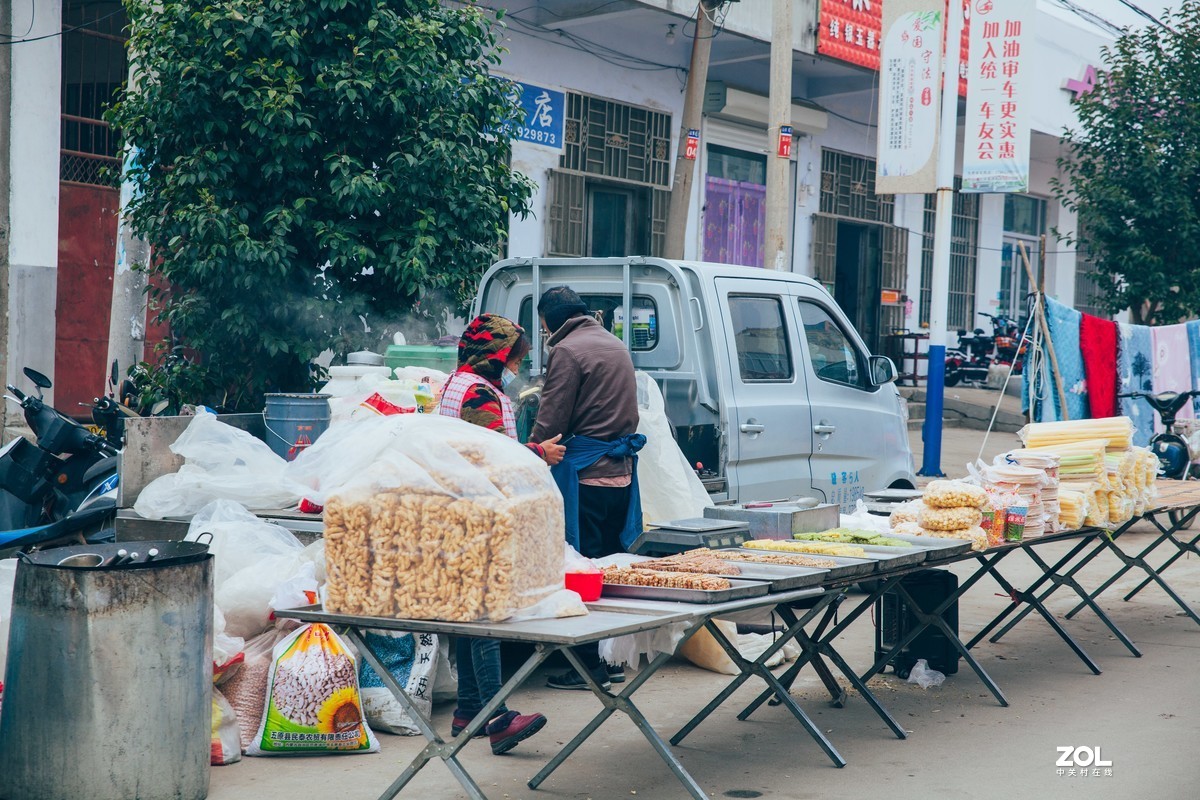 试拍鲁南农村集市，镜头素质还是不错的。机身为老5D2