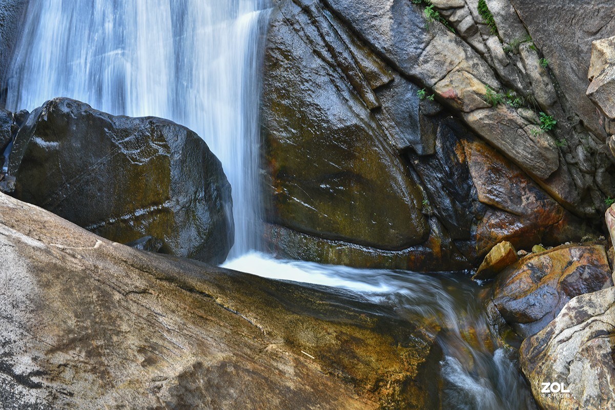 山间溪水好清凉