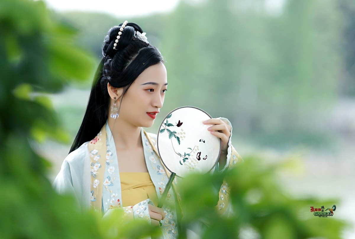 四月天古装美女莉莉