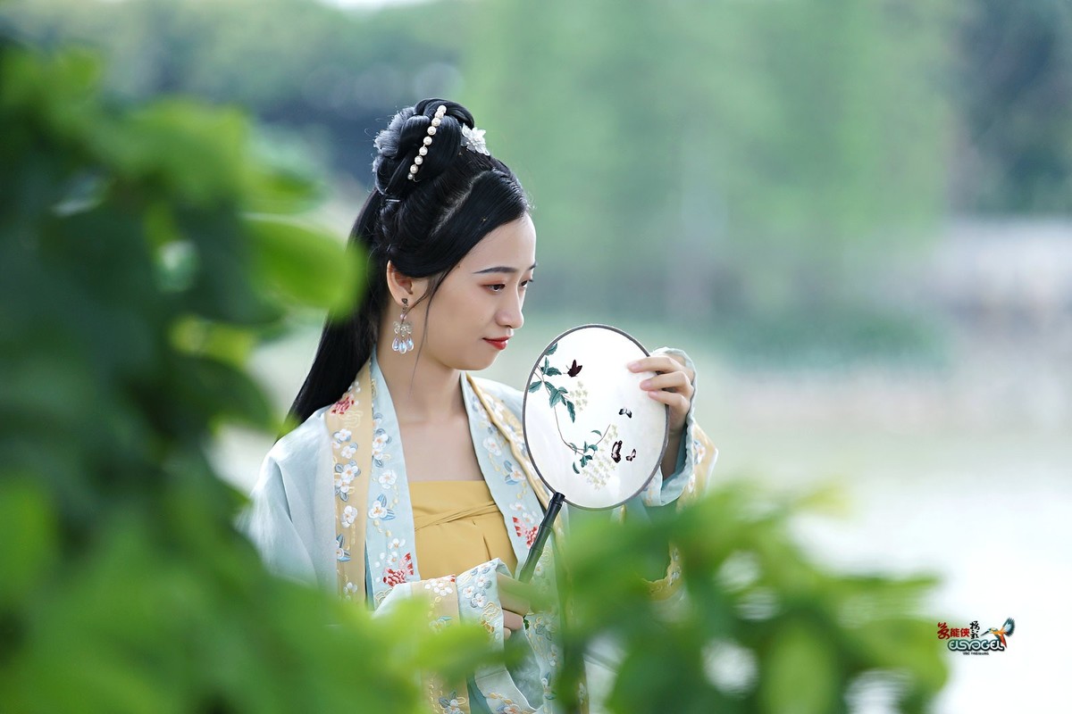 四月天古装美女莉莉