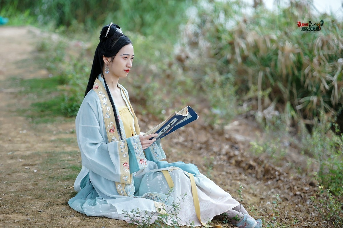 四月天古装美女莉莉