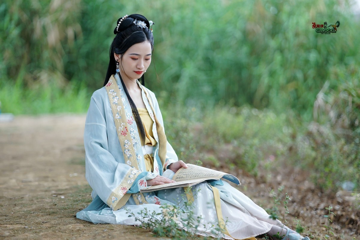 四月天古装美女莉莉