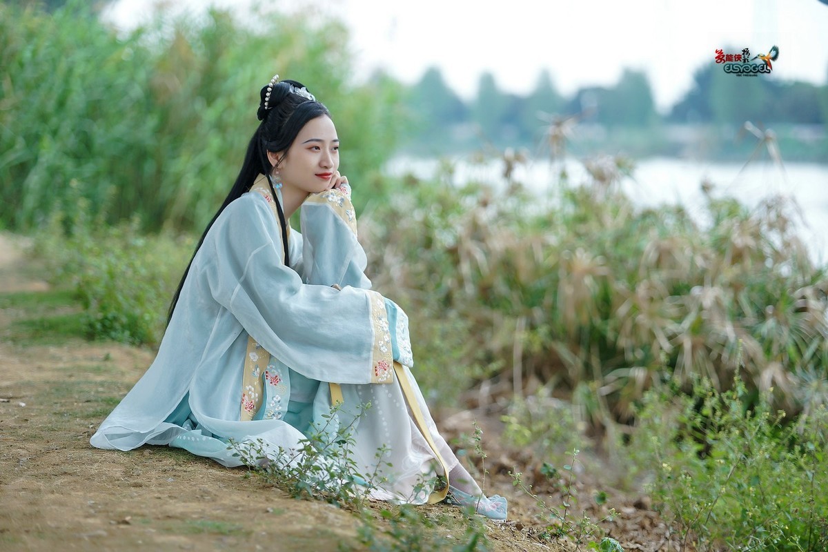 四月天古装美女莉莉