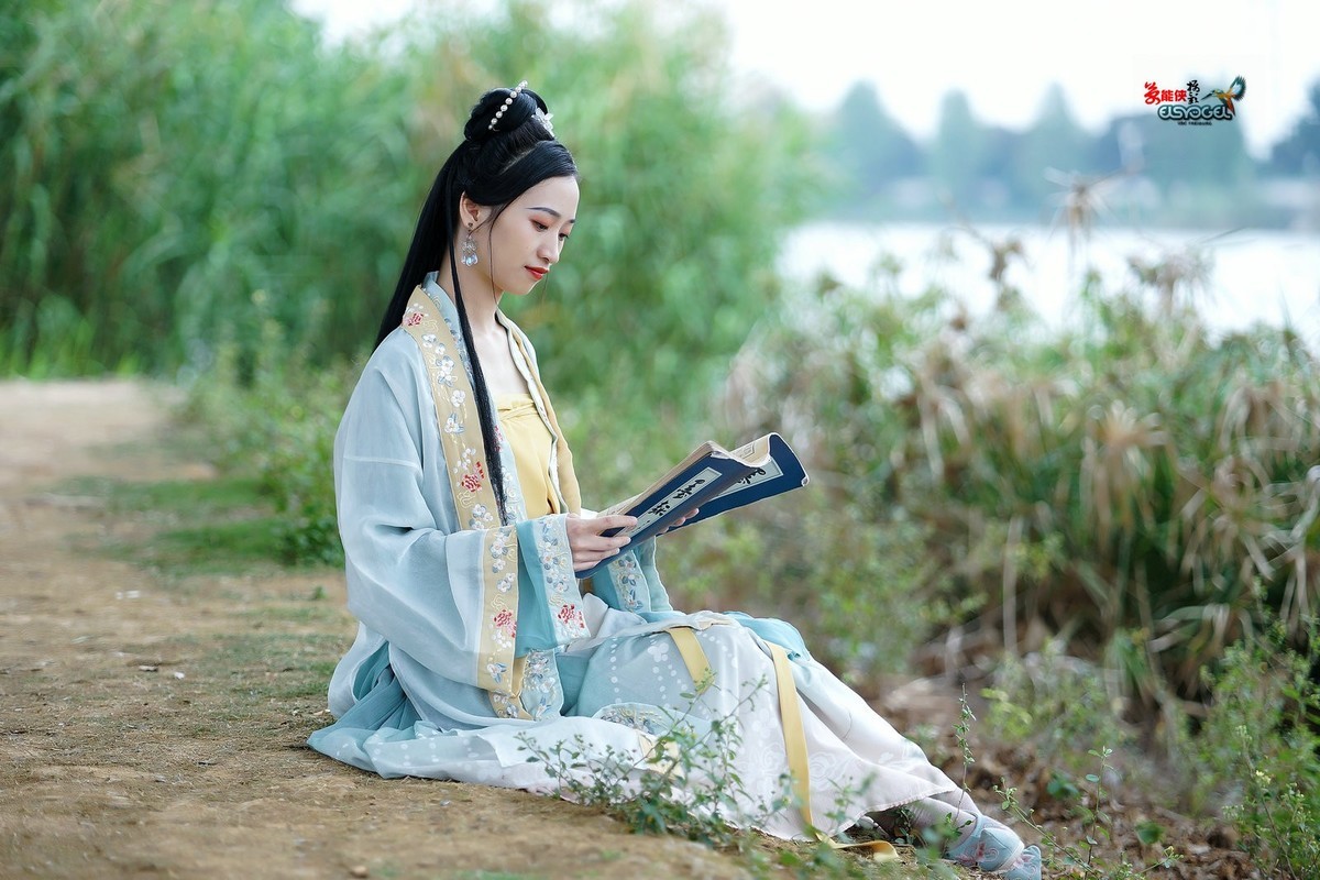 四月天古装美女莉莉