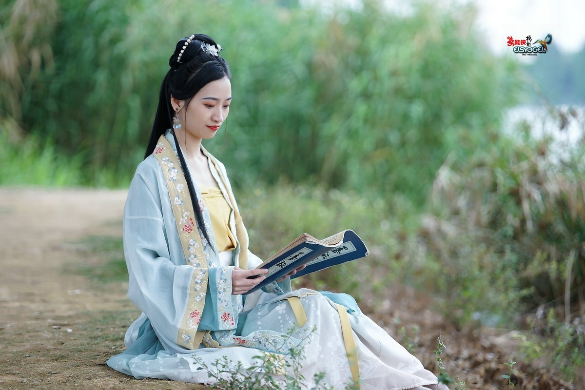 四月天古装美女莉莉