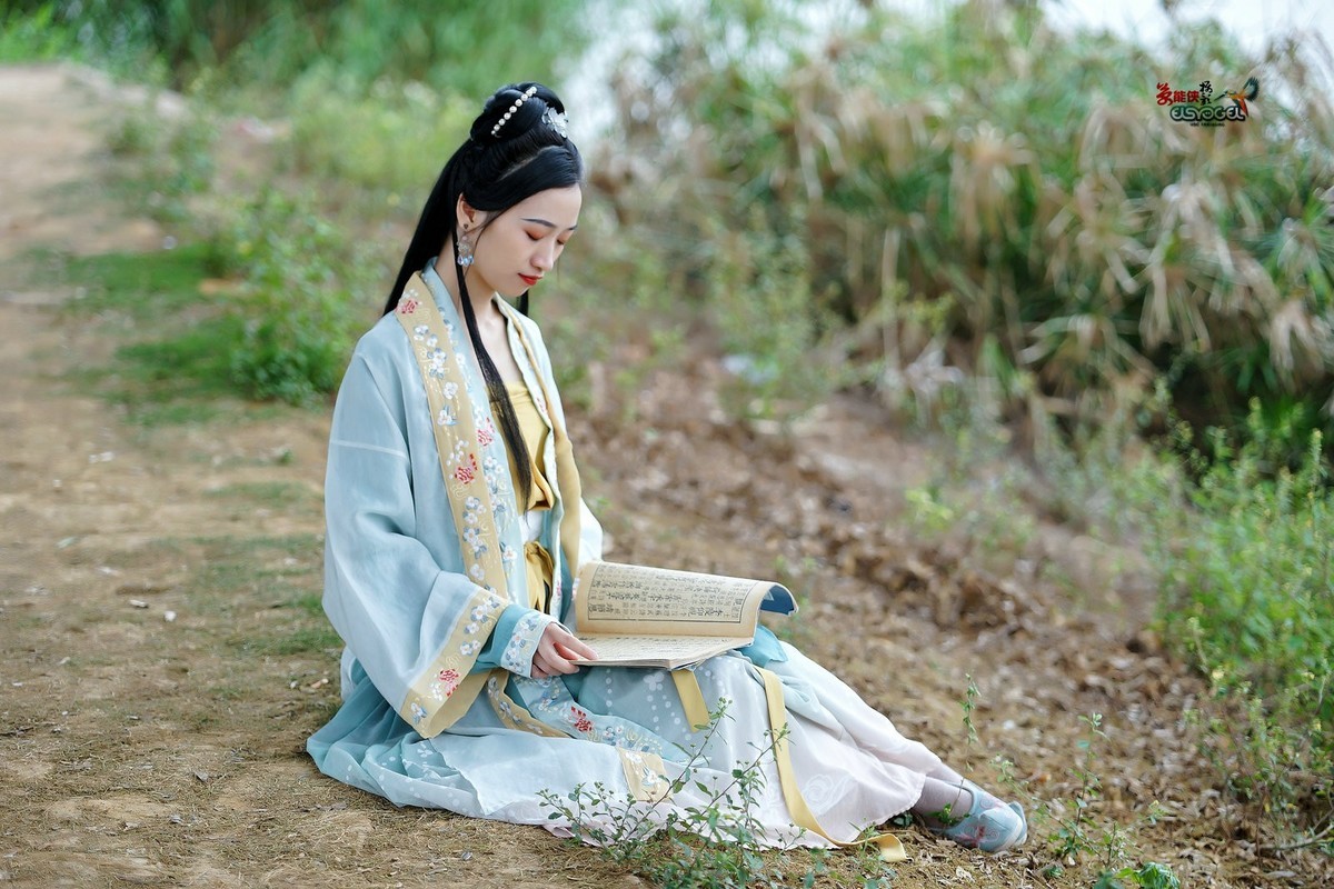 四月天古装美女莉莉