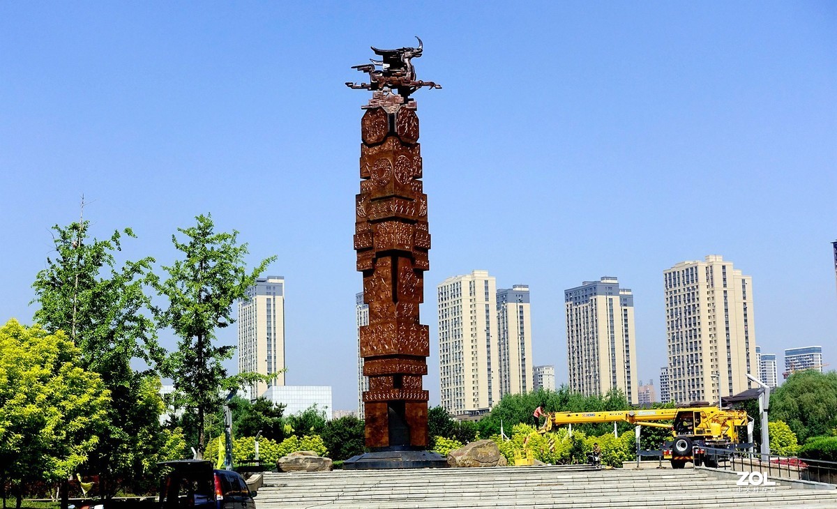 维修完了的锡伯族广场图腾柱