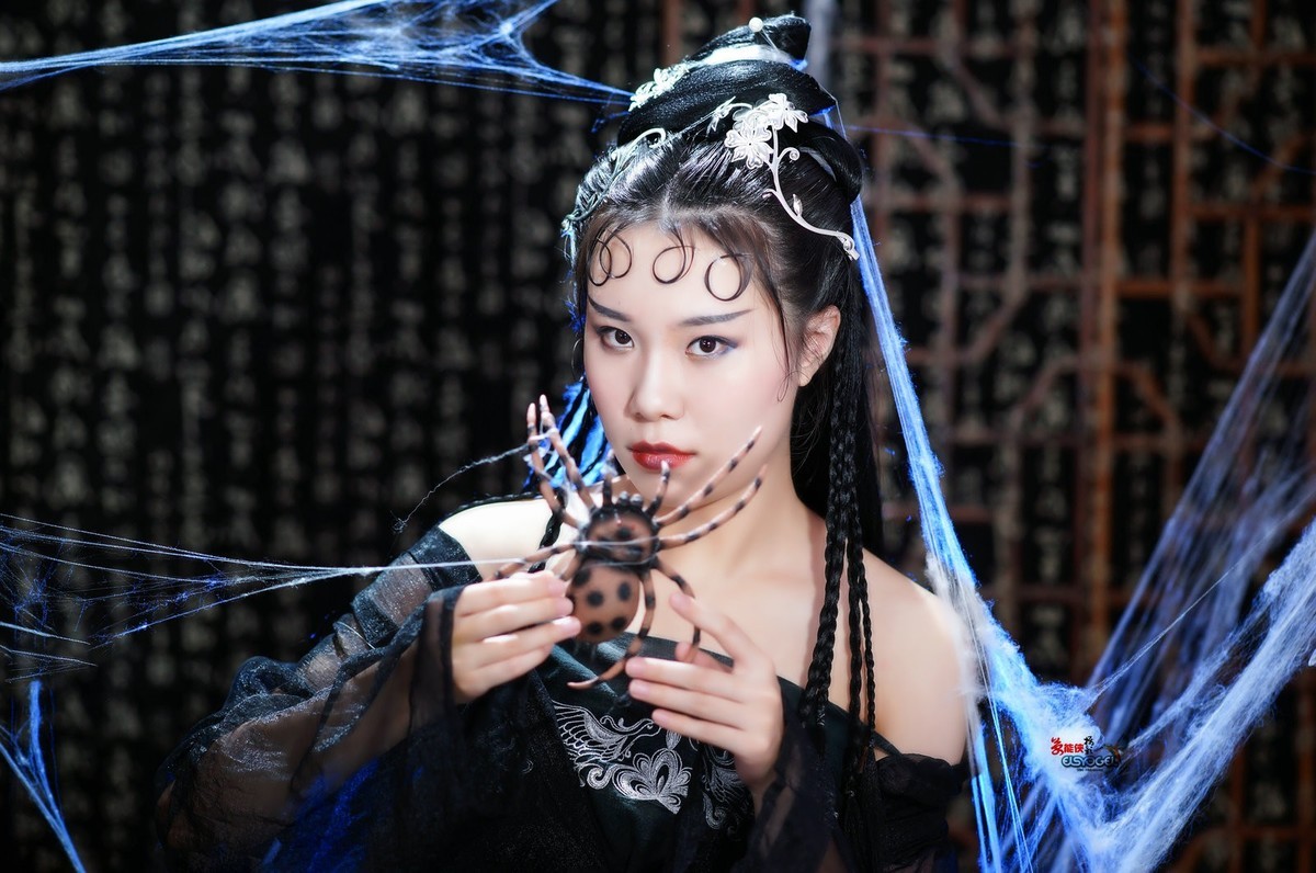 蜘蛛精少女菁菁