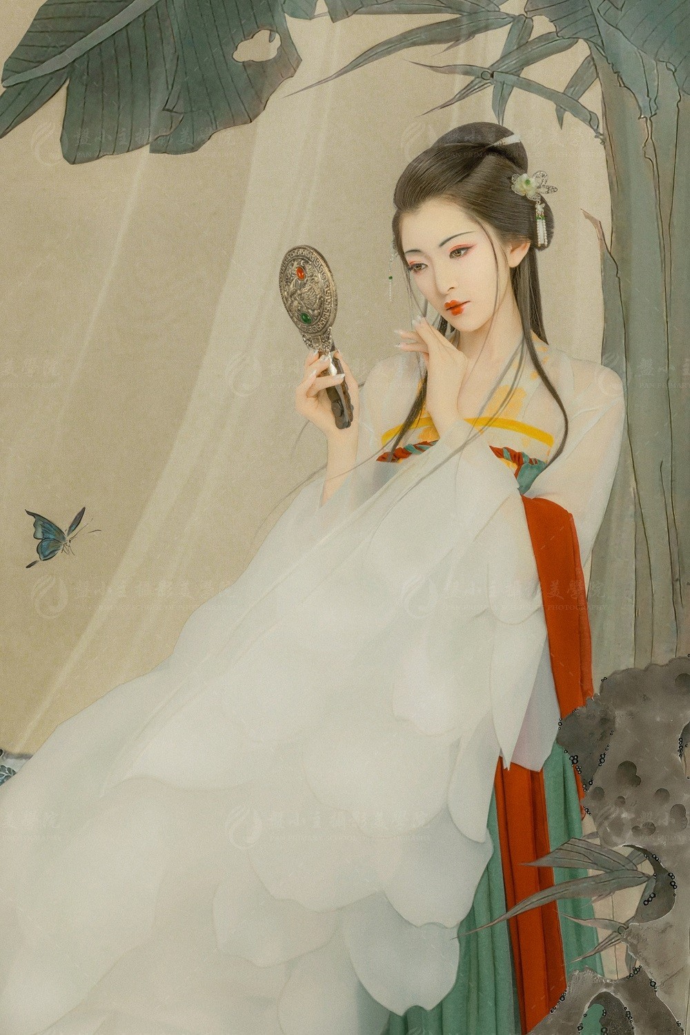 “东篱把酒黄昏后，有暗香盈袖。?莫道不消魂，帘卷西风，人比黄花瘦。”