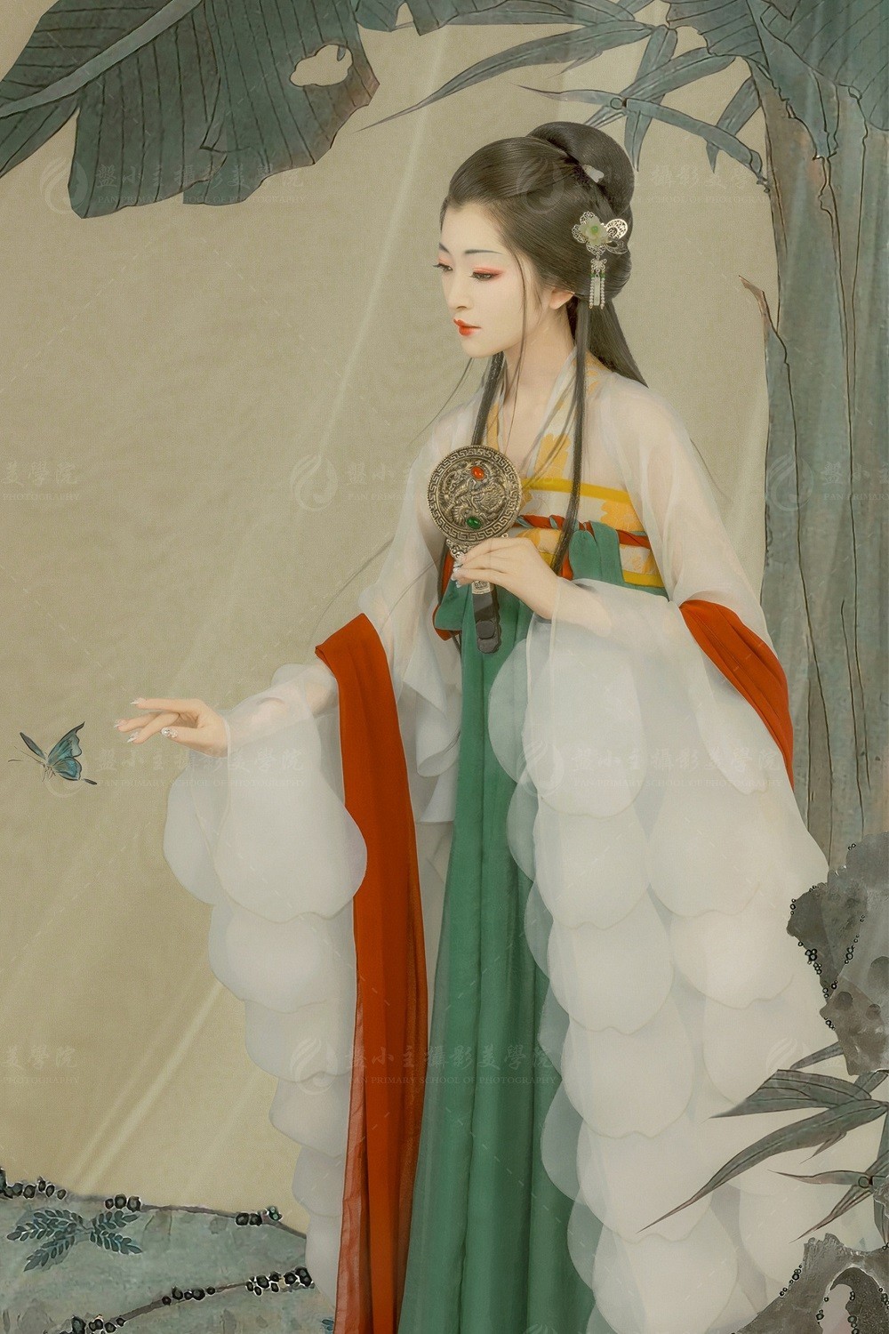 “东篱把酒黄昏后，有暗香盈袖。?莫道不消魂，帘卷西风，人比黄花瘦。”