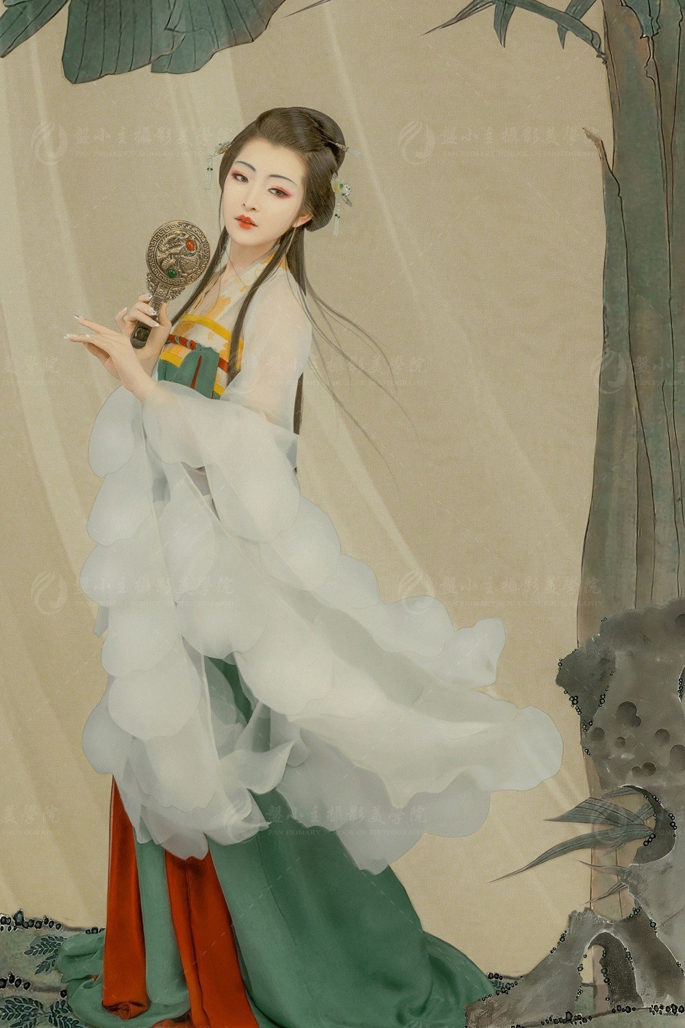 “东篱把酒黄昏后，有暗香盈袖。?莫道不消魂，帘卷西风，人比黄花瘦。”