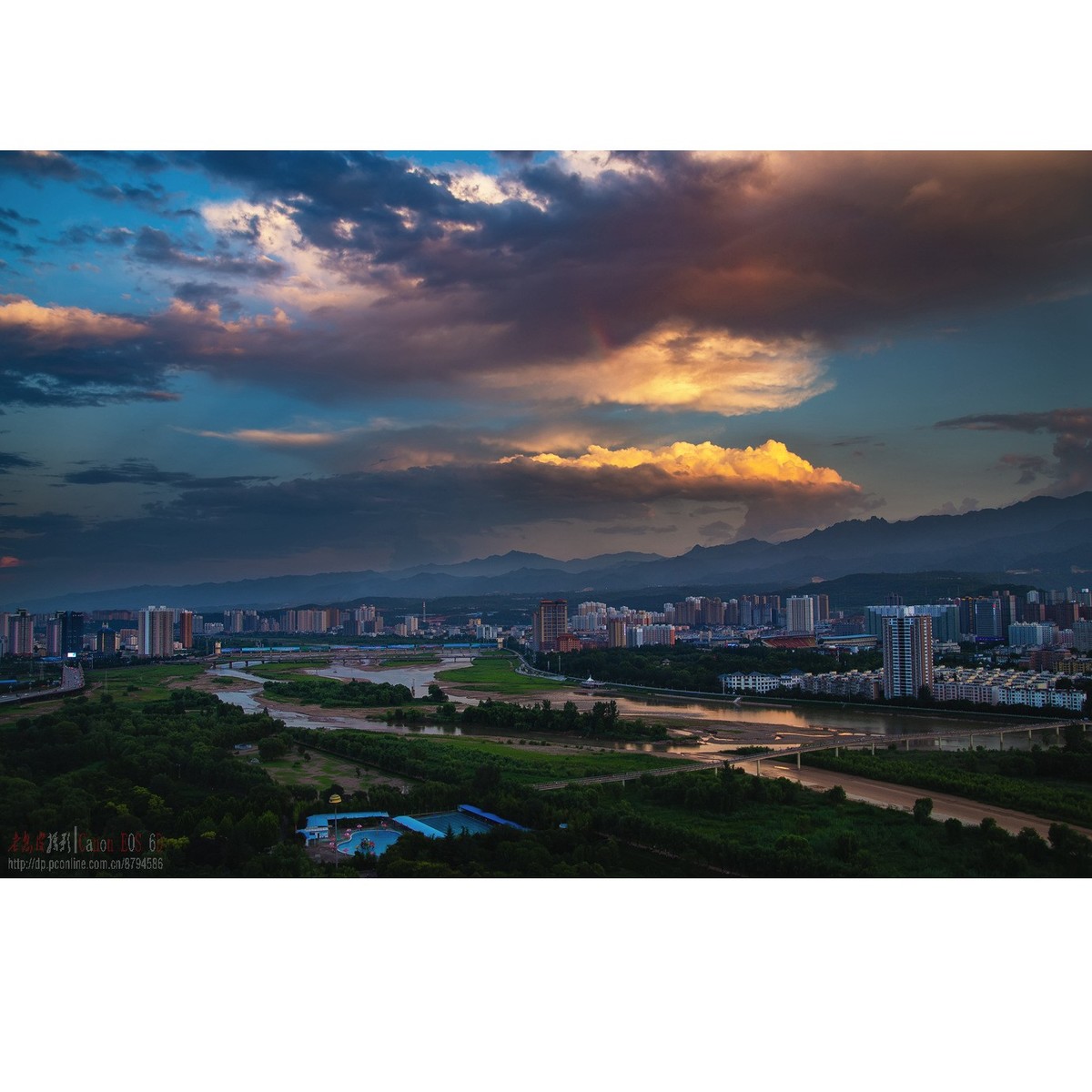 半截彩虹映晚霞