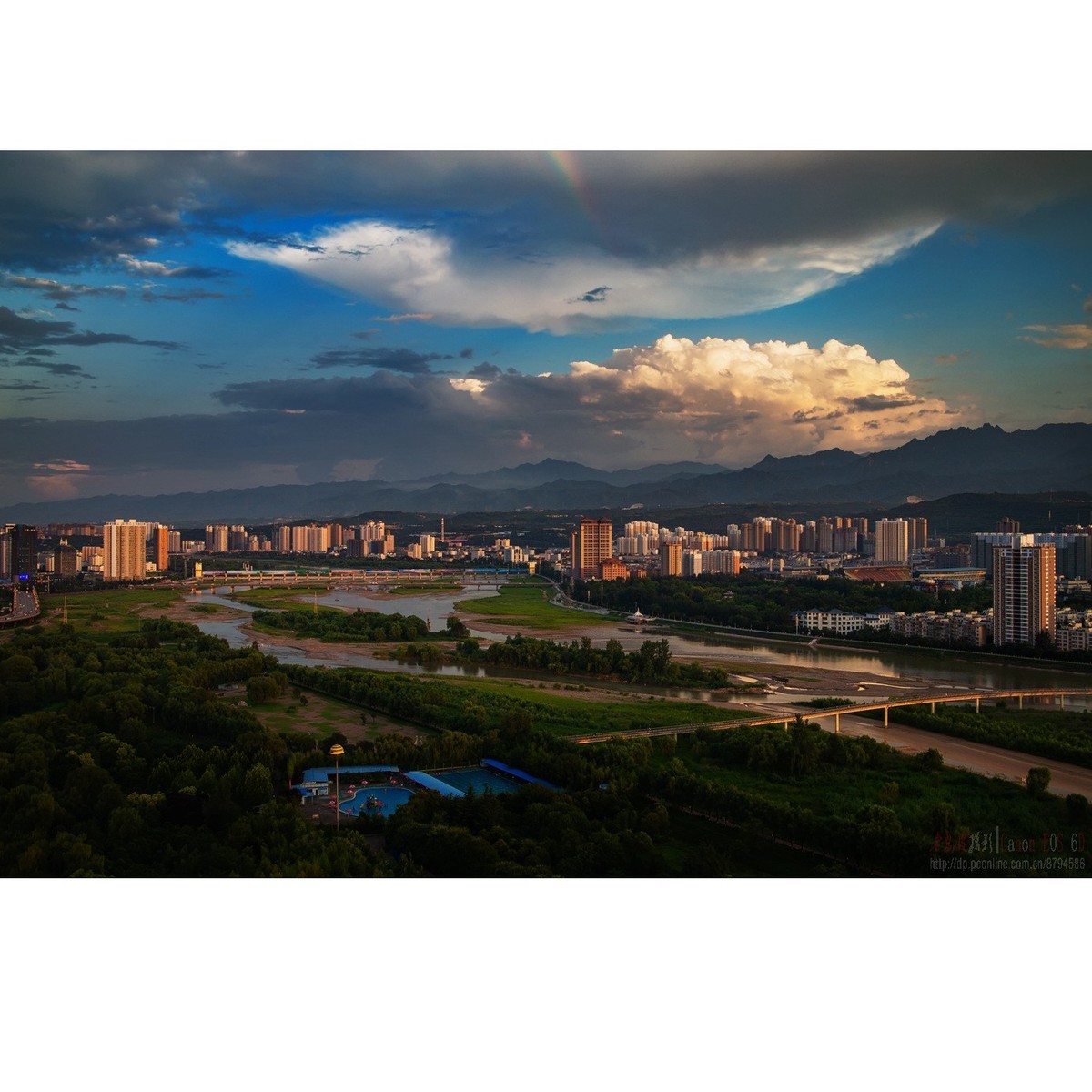 半截彩虹映晚霞