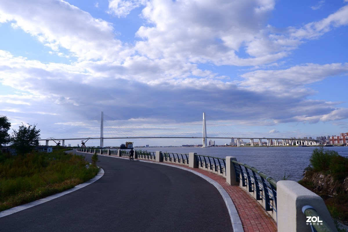 秋日里的大辽河风光美如画