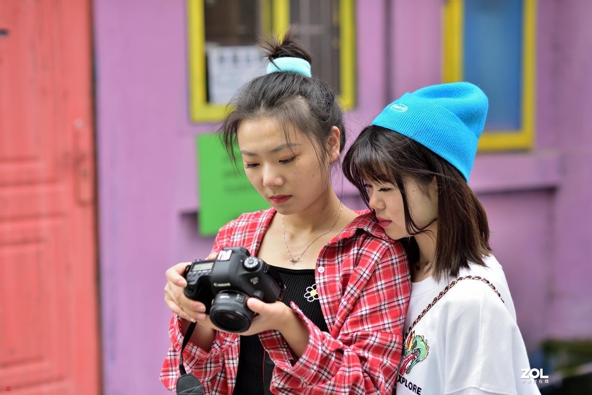 大一学摄影女生(2) 串门帖.镜头:尼康af85.1.8d