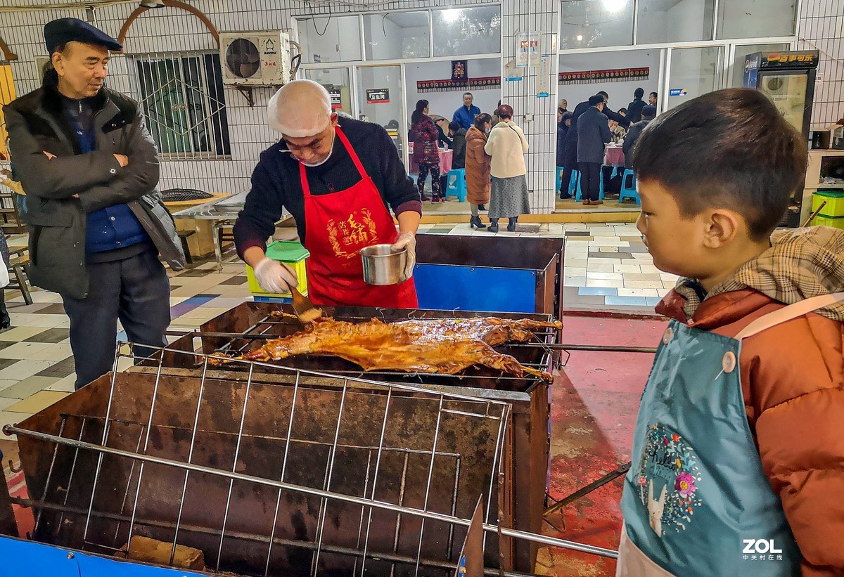 重庆农家乐的烤全羊。手机片