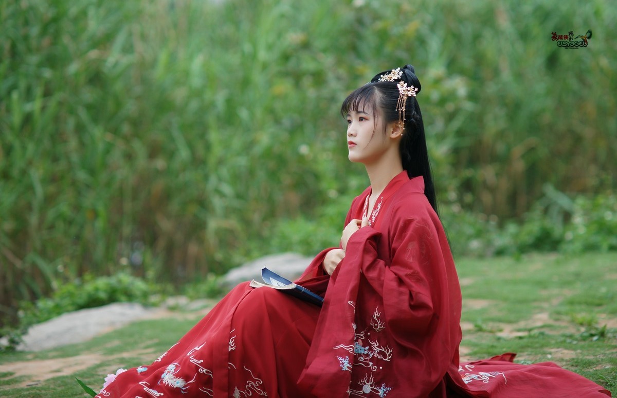 古装红衣少女小梁