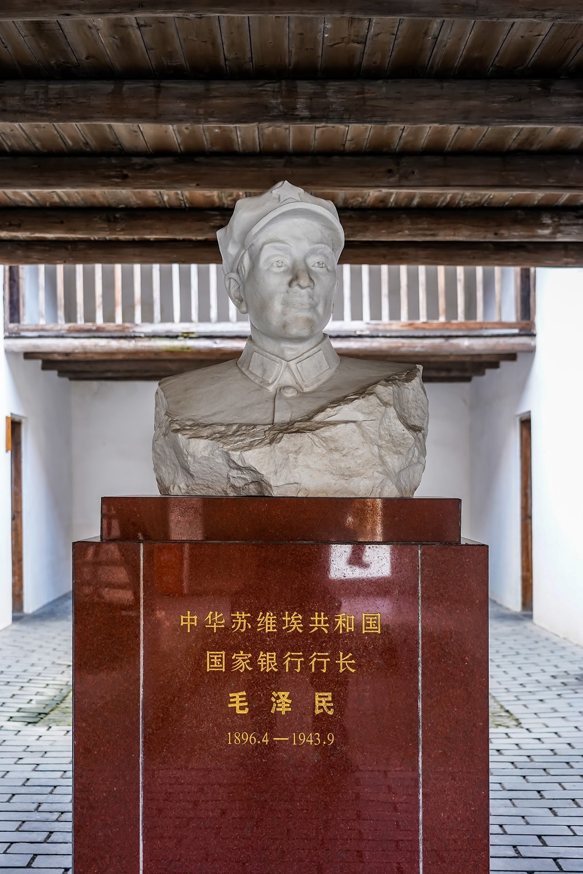 沙洲坝参观革命历史展