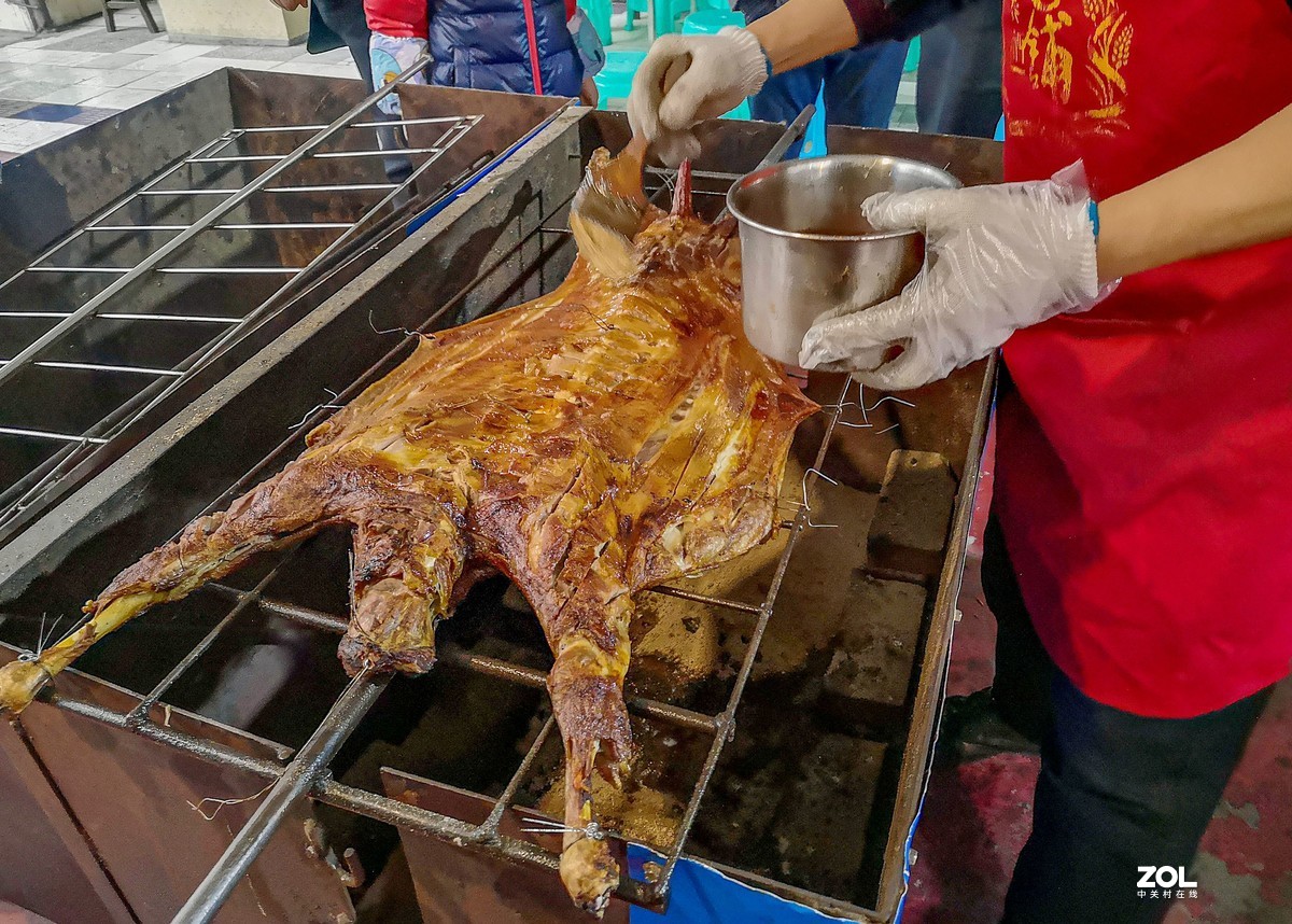 重庆农家乐的烤全羊。手机片