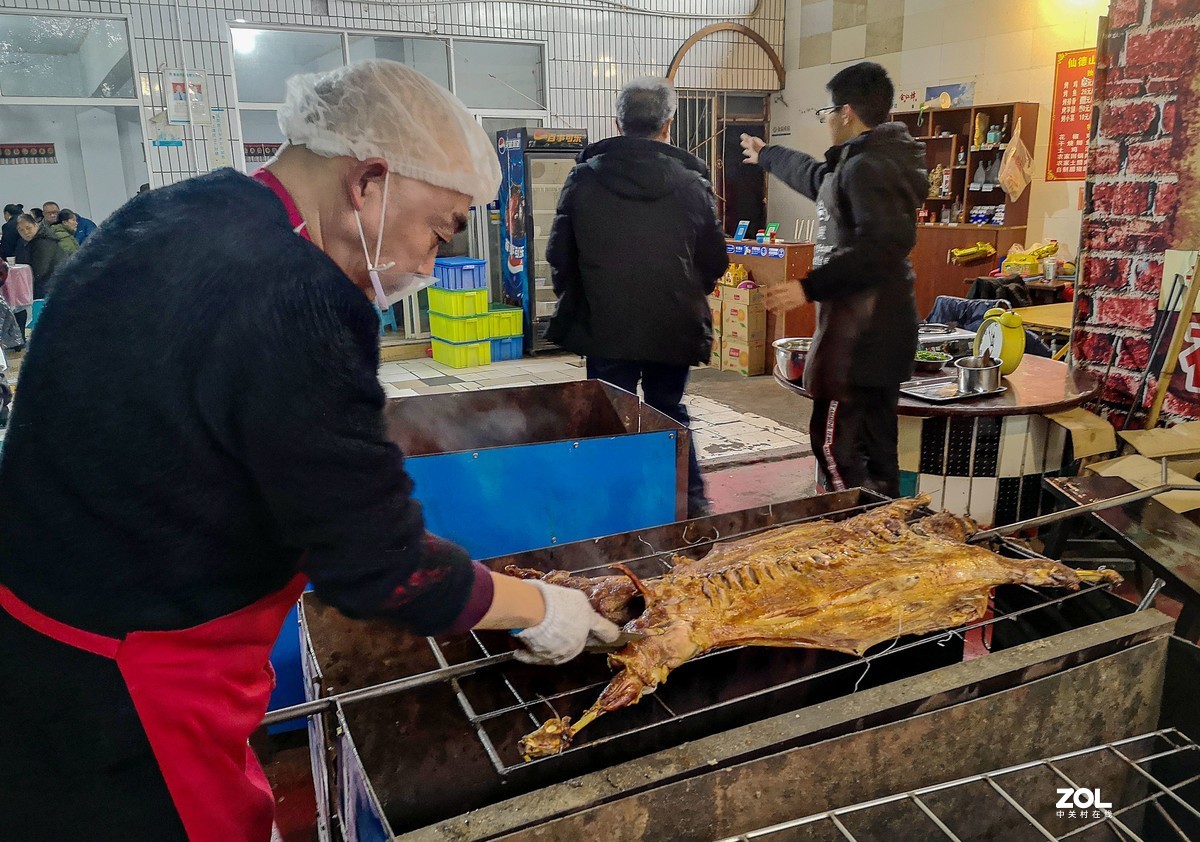 重庆农家乐的烤全羊。手机片