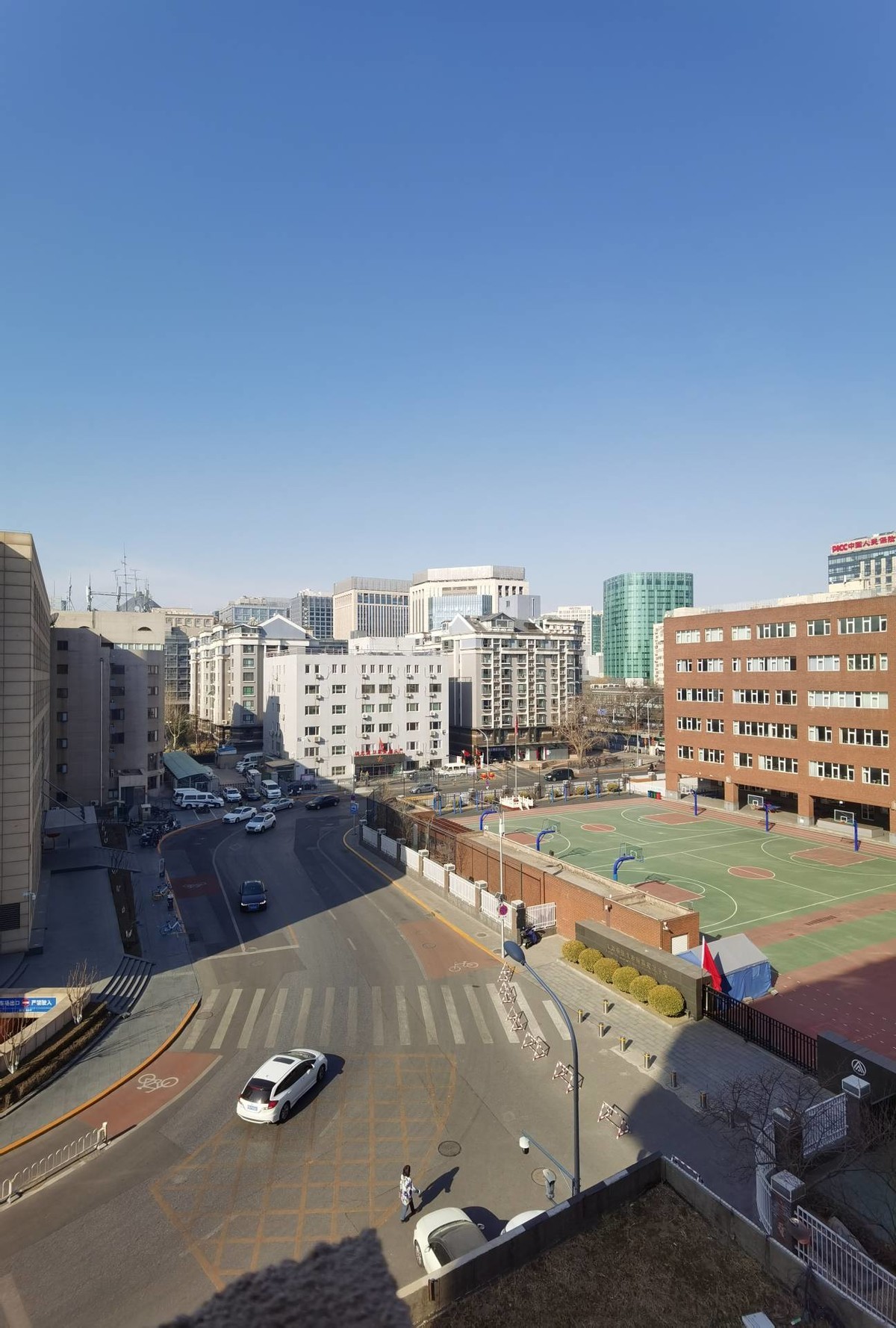 这是个阳光正好的日子，穿过玻璃的阳光能给