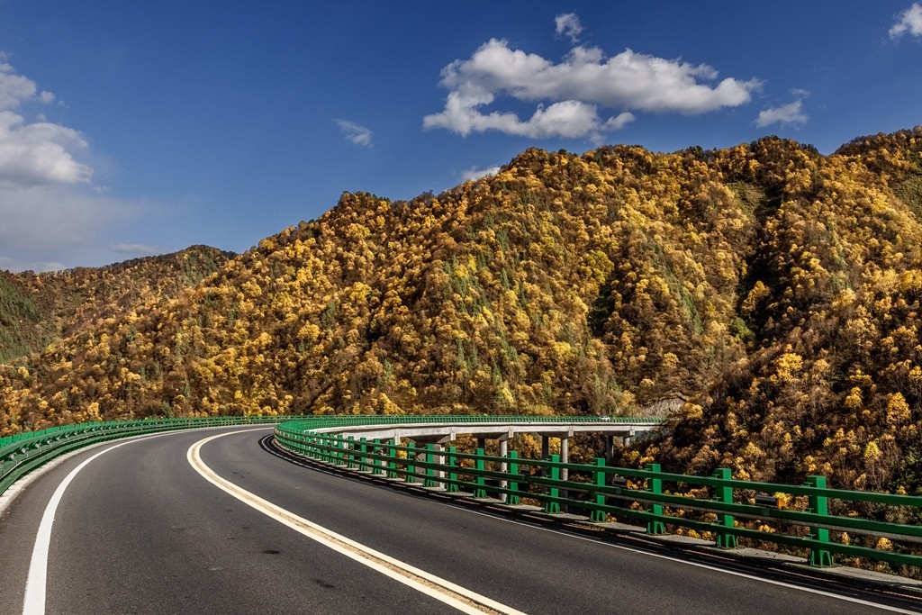 行走在如画的秋里