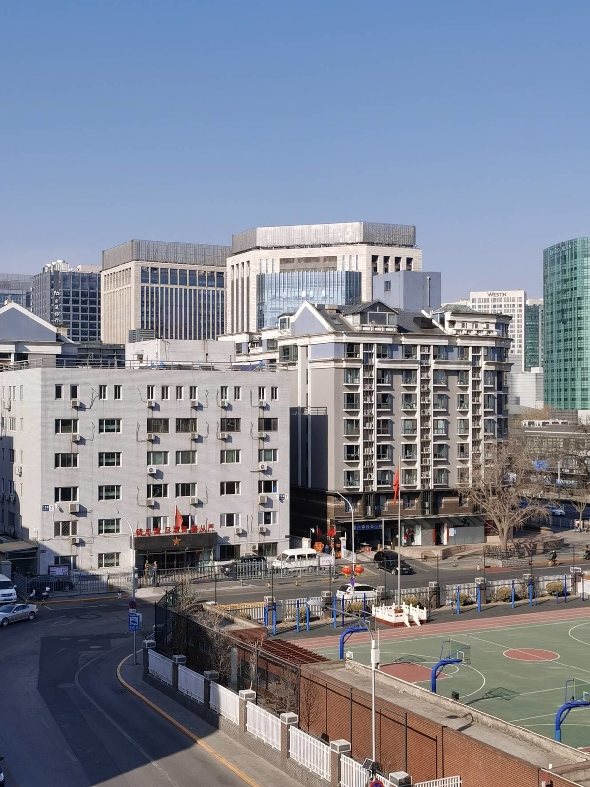 这是个阳光正好的日子，穿过玻璃的阳光能给