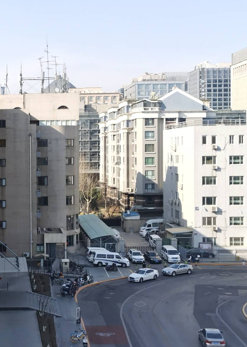 这是个阳光正好的日子，穿过玻璃的阳光能给