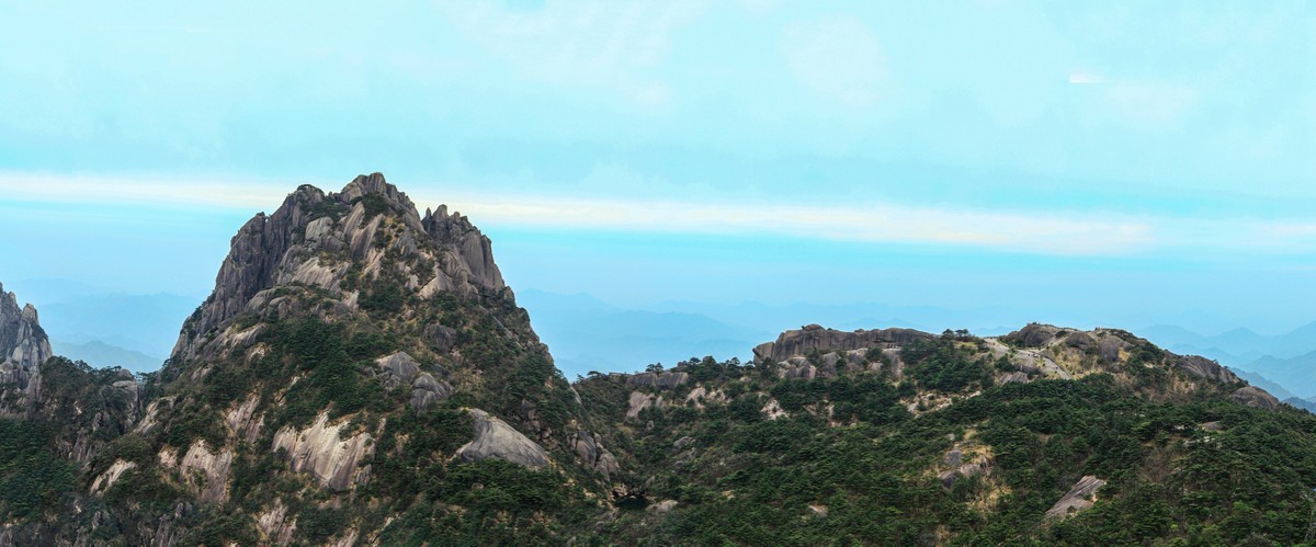 在光明顶观-天都峰，莲花峰