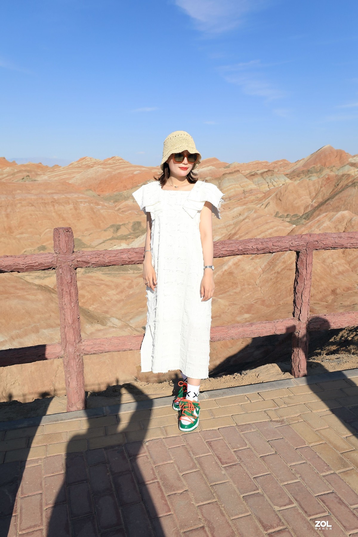 七彩丹霞景区美女随拍