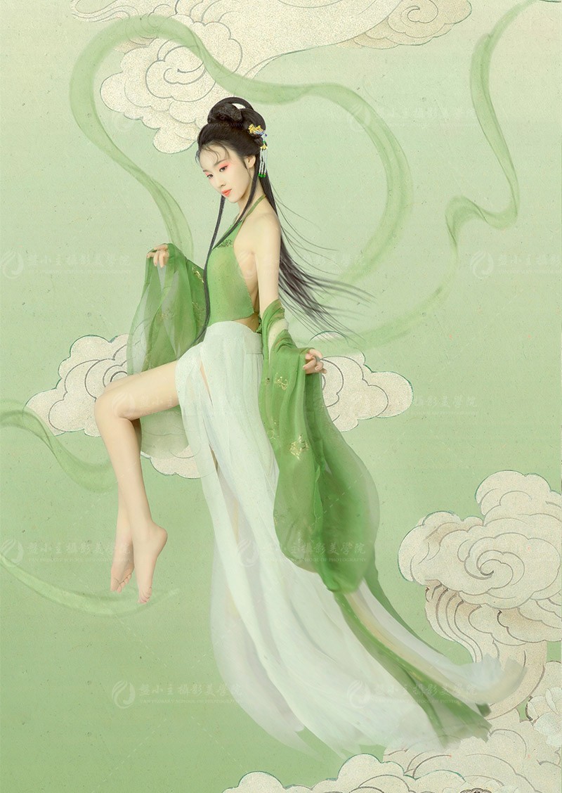 “云髻玉簪斜,落地飘然化作花。犹带九天仙子气,清香冉冉透窗纱”