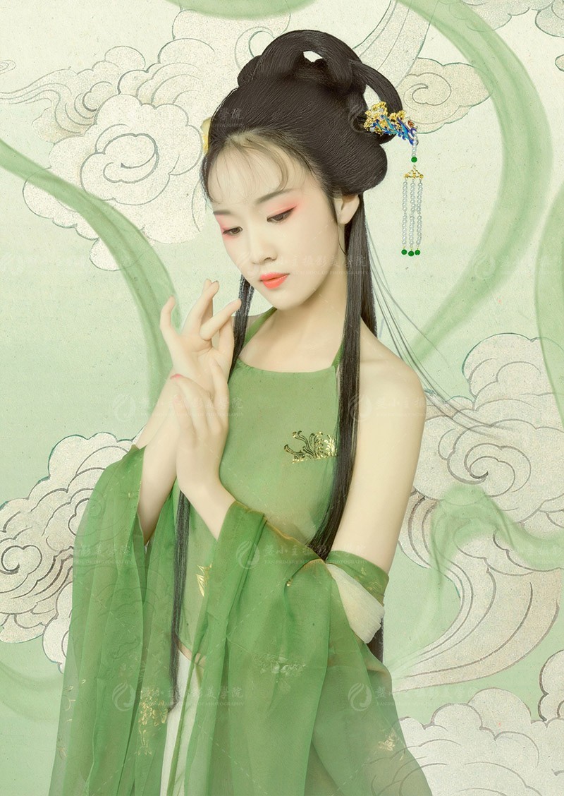 “云髻玉簪斜,落地飘然化作花。犹带九天仙子气,清香冉冉透窗纱”