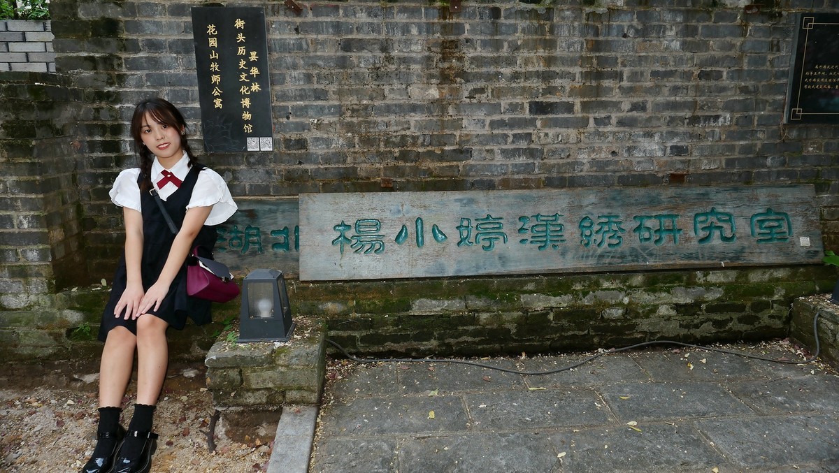 一组环境人像外拍---昙华林。。。。我好开心！