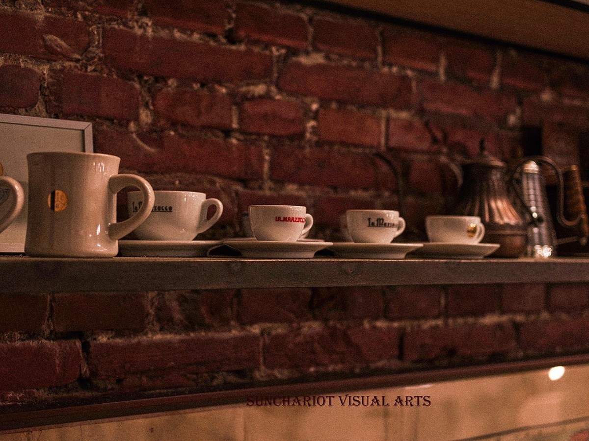 胡同里已经没有顾客就要打烊的小咖啡馆