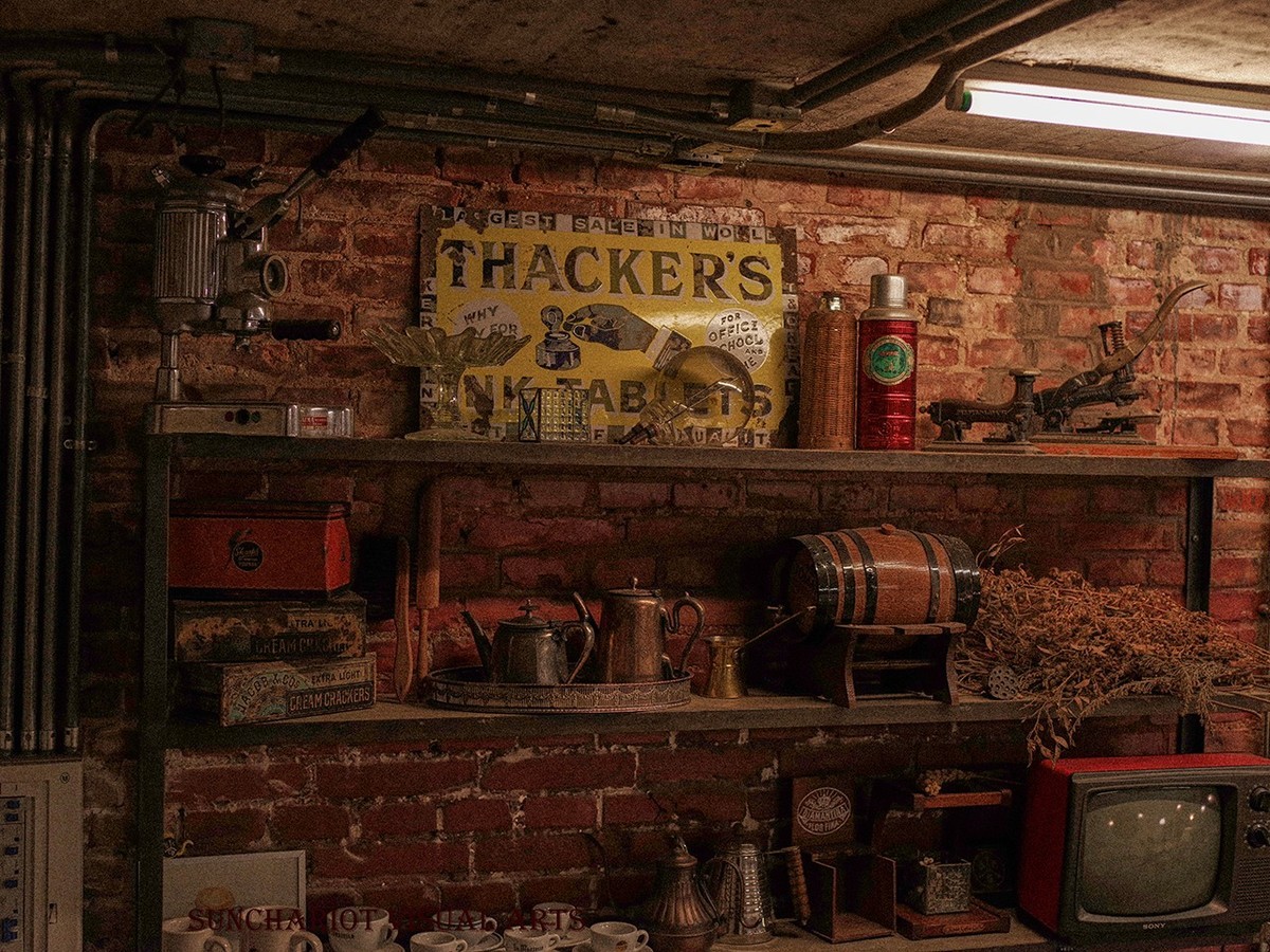 胡同里已经没有顾客就要打烊的小咖啡馆