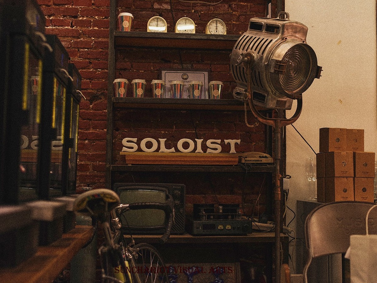 胡同里已经没有顾客就要打烊的小咖啡馆